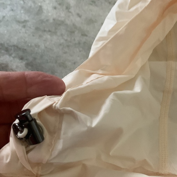 LULULEMON sx 6 cream fitted vest w/tuck away toggled closed hood w/ponytail slit - Picture 8 of 11